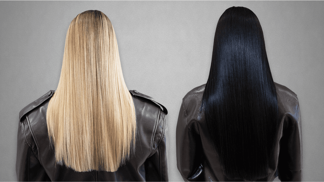 Soin Botox capillaire Jean Louis David sur cheveux longs et lisses, effet brillance intense et fibre capillaire réparée. Vue de dos de deux personnes montrant un contraste de chevelures : à gauche, des cheveux longs d'un blond clair et lumineux ; à droite, des cheveux longs d'un noir profond et brillant. Toutes deux ont les cheveux parfaitement lisses et portent des vestes en cuir, devant un fond gris uni.