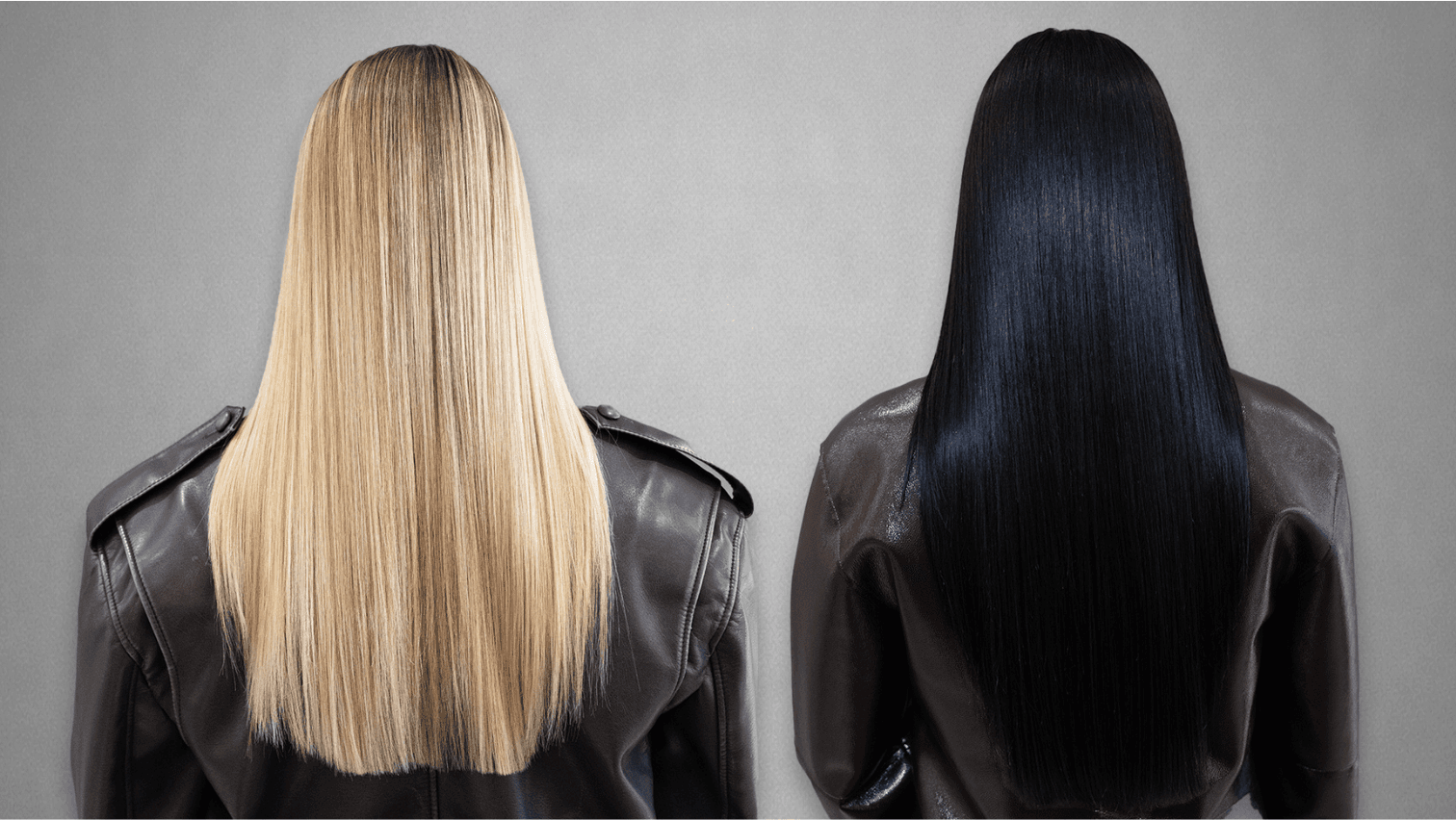 Soin Botox capillaire Jean Louis David sur cheveux longs et lisses, effet brillance intense et fibre capillaire réparée. Vue de dos de deux personnes montrant un contraste de chevelures : à gauche, des cheveux longs d'un blond clair et lumineux ; à droite, des cheveux longs d'un noir profond et brillant. Toutes deux ont les cheveux parfaitement lisses et portent des vestes en cuir, devant un fond gris uni.