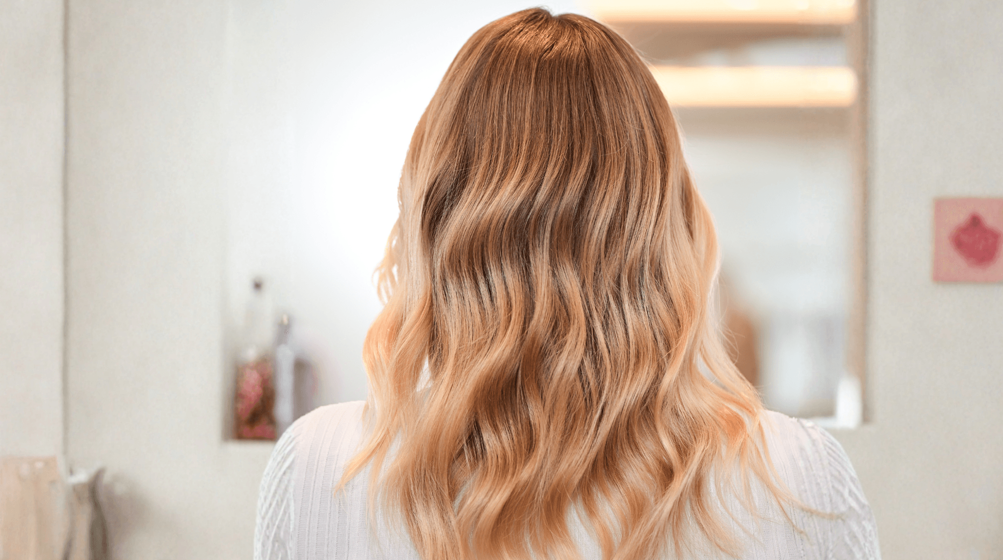 Dos de la Femme aux cheveux balayages blonds