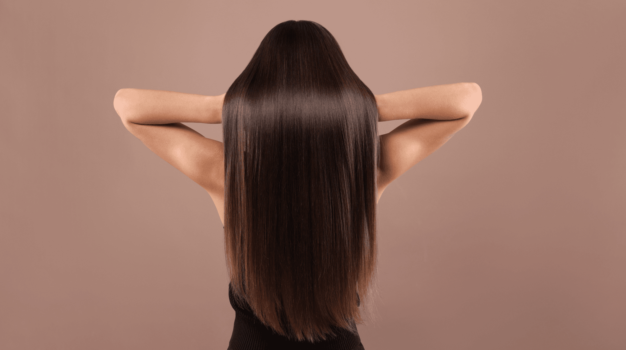 Femme aux cheveux longs droits, arrière-plan marron clair