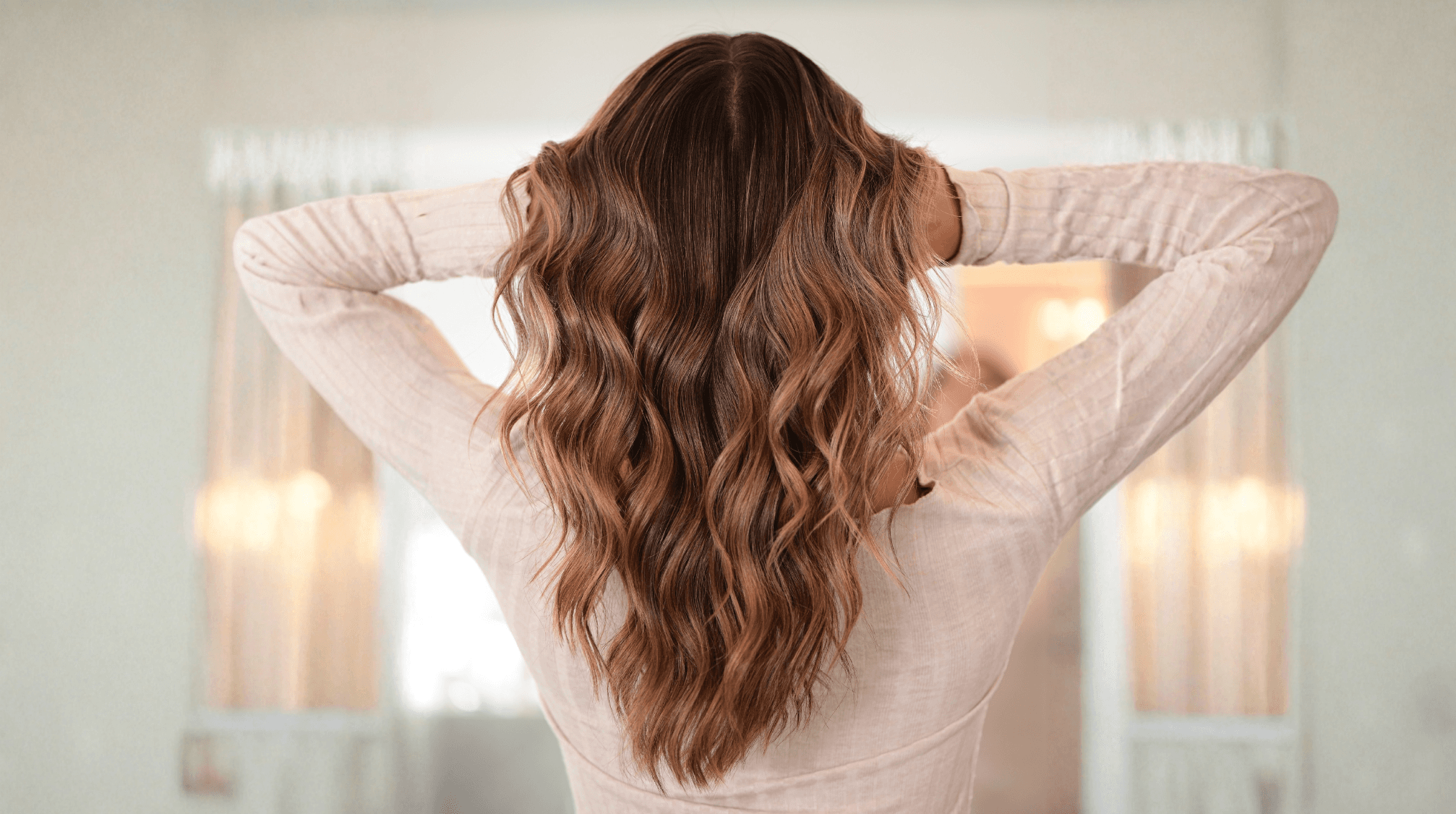 Femme montrant ses cheveux mi-long