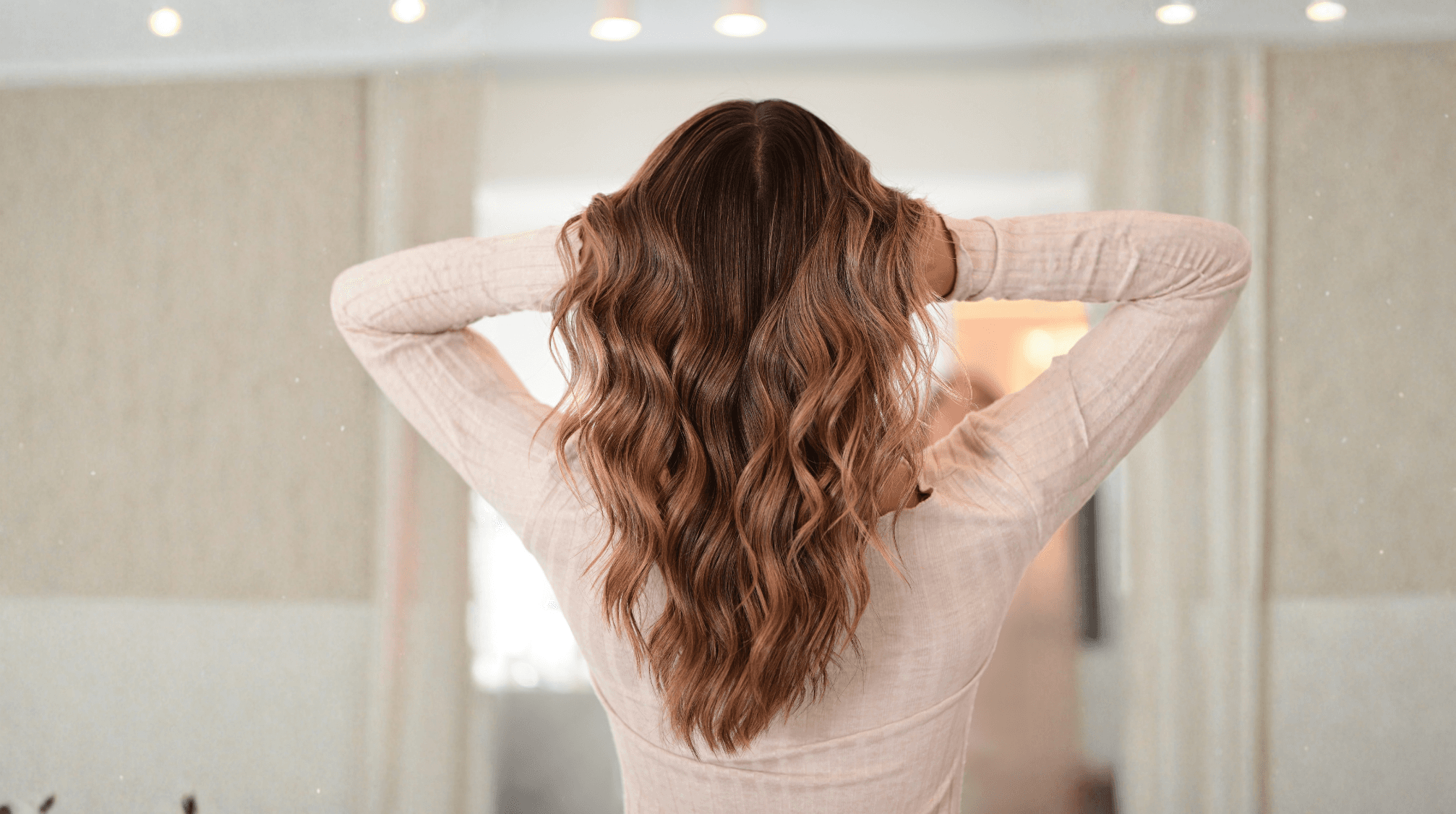 Femme montrant ses cheveux brun avec balayage