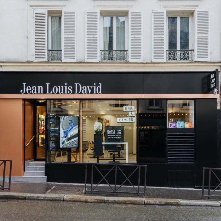 Vue de face de l’extérieur du salon