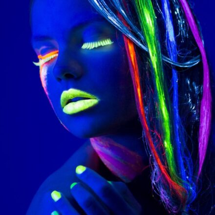Coloration : le glow hair pour des cheveux fluorescents
