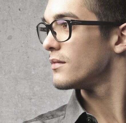 Homme à lunettes : comment se coiffer ?
