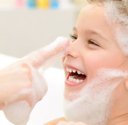 Enfants : quelle est la bonne fréquence pour le lavage de leurs cheveux ?