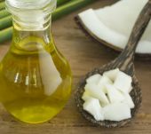 L'huile de coco sur vos cheveux : quels avantages ?