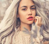 Cheveux gris : quel maquillage adopter ?