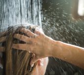 Rincer ses cheveux à l'eau froide, c'est vraiment une bonne idée ?
