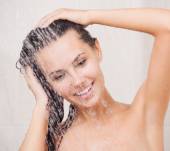 Cheveux gras : comment espacer mes shampooings ?