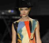 Vu aux Fashion Weeks : le boléro associé à un foulard