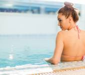 Sport en piscine : les gestes capillaires à adopter