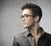Homme à lunettes : comment se coiffer ?