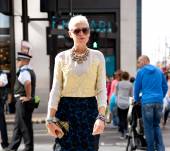 Streetstyle : Le blond polaire sur cheveux courts