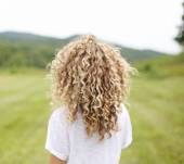 Cheveux frisés : 3 idées coiffure faciles à réaliser