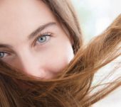 Cheveux : anticiper les chutes saisonnières