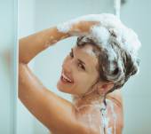 Choisir son shampooing : selon l’état de ses longueurs ou de ses racines ?