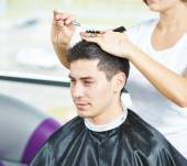 Hommes : coupe à secs ou sur cheveux mouillés ?